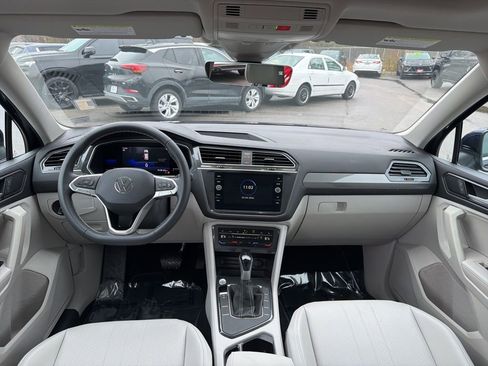 Used 2023 Volkswagen Tiguan SE w/ Panoramic Sunroof Package image 24