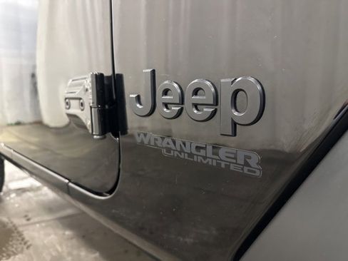 Used 2022 Jeep Wrangler Unlimited Sport image 32
