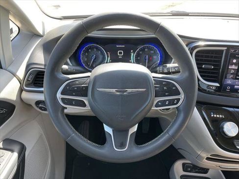 Used 2023 Chrysler Pacifica Touring-L FWD image 16