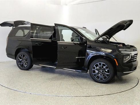 Used 2025 Chevrolet Suburban LT w/ Comfort Package AWD/4WD image 9