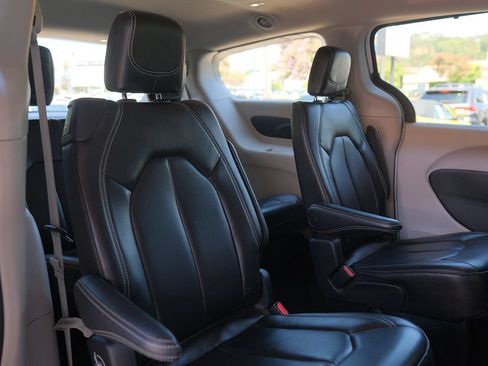 Used 2023 Chrysler Pacifica Touring-L FWD image 32
