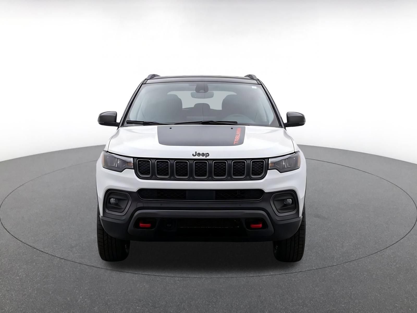 Used 2025 Jeep Compass Trailhawk AWD/4WD image 2