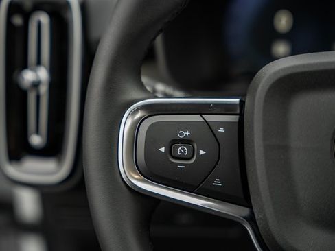 Certified 2025 Volvo XC40 B5 Ultra w/ Climate Package image 29