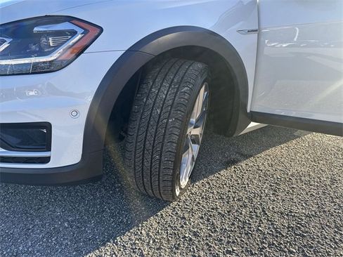 Used 2018 Volkswagen Golf Alltrack SEL image 32