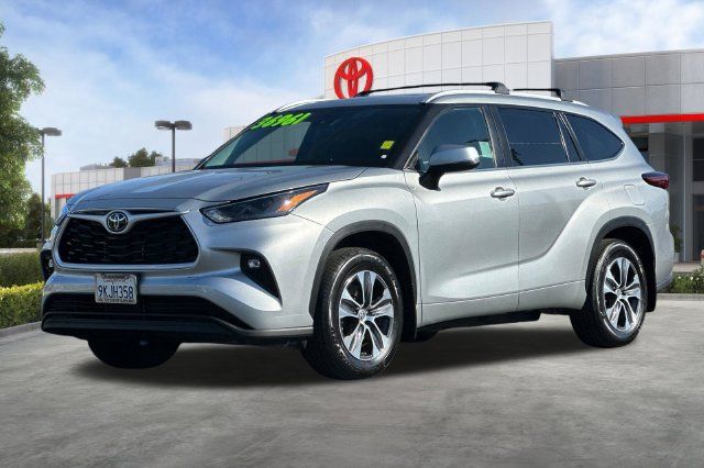 Used 2023 Toyota Highlander XLE FWD image 9