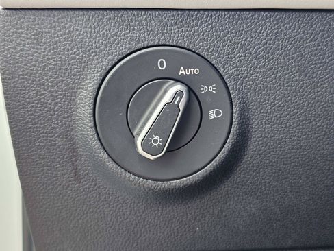 Used 2025 Volkswagen Taos SE FWD image 18