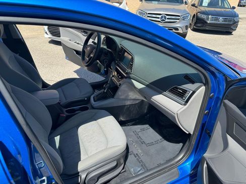 Used 2017 Hyundai Elantra SE image 19