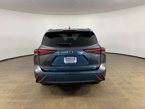 Used 2023 Toyota Highlander XLE AWD/4WD image 10