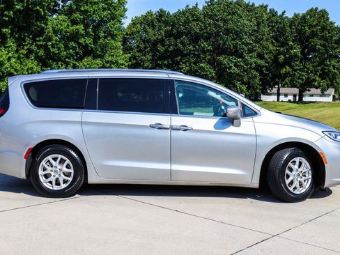Used 2021 Chrysler Pacifica Touring-L FWD image 5