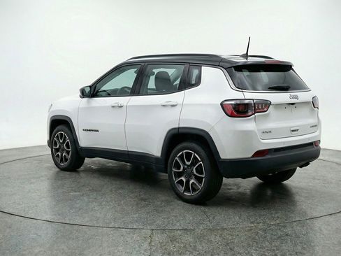 Used 2025 Jeep Compass Trailhawk image 6
