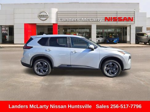 Used 2025 Nissan Rogue SV FWD image 2