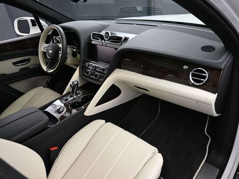 Certified 2023 Bentley Bentayga Plug-In Hybrid AWD/4WD image 31