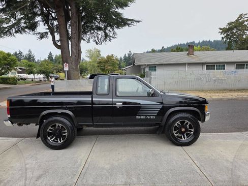 Used 1993 Nissan Pickup SE image 4