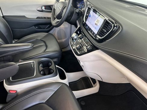 Used 2023 Chrysler Pacifica Touring-L FWD image 17
