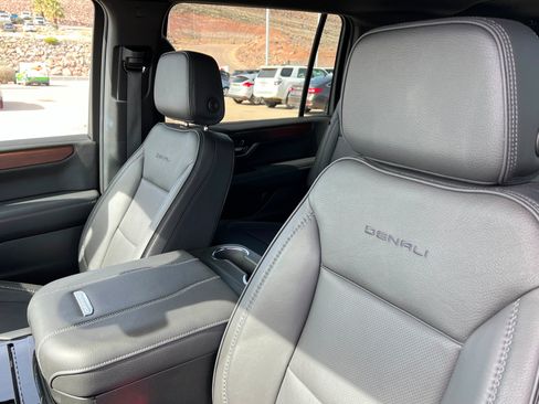 Used 2025 GMC Yukon XL Denali image 16