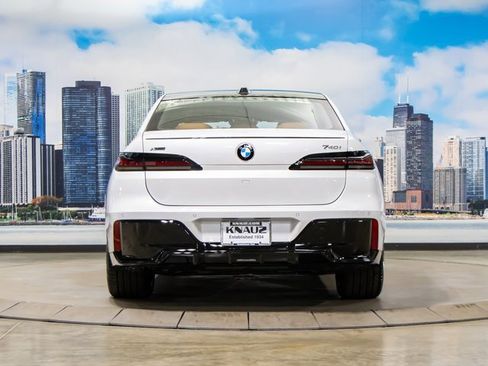 Used 2025 BMW 740i xDrive w/ Premium Package image 11