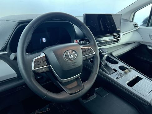 Used 2026 Toyota Sienna XLE FWD image 28