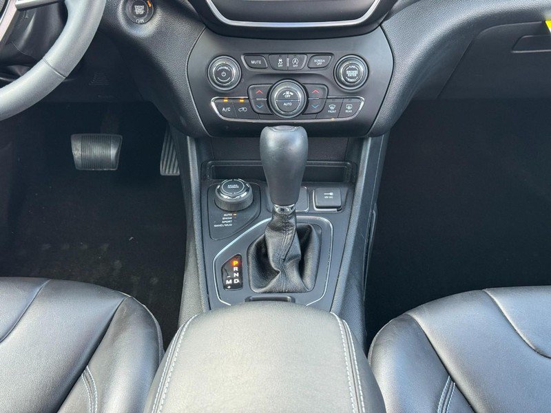 Used 2020 Jeep Cherokee Latitude Plus w/ Comfort/Convenience Group AWD/4WD image 16