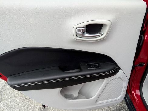 Used 2018 Jeep Compass Latitude w/ Popular Equipment Group image 24