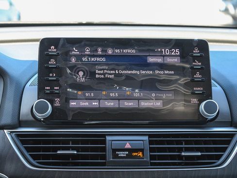 Used 2018 Honda Accord Touring image 16