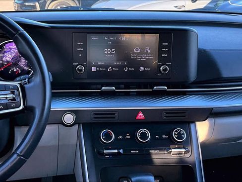 Used 2024 Kia Carnival LX image 7