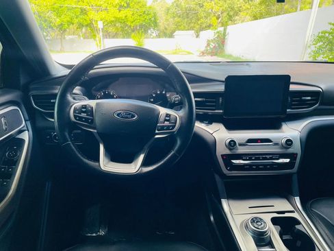 Used 2022 Ford Explorer XLT w/ Equipment Group 202A image 5