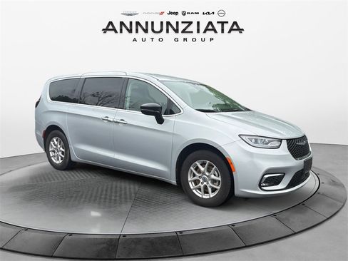 Used 2024 Chrysler Pacifica Touring-L image 7