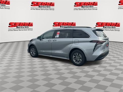 Used 2025 Toyota Sienna XLE image 8
