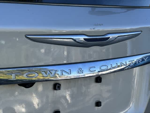 Used 2014 Chrysler Town & Country Touring-L FWD image 25