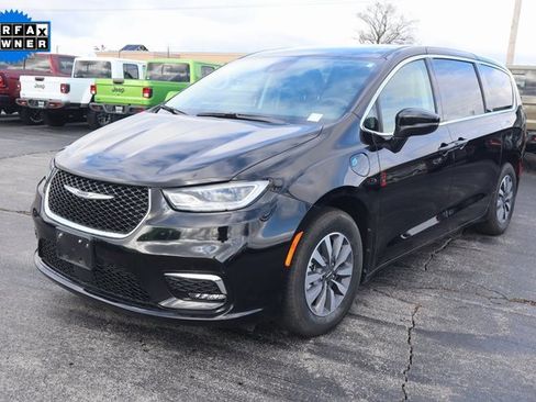 Used 2024 Chrysler Pacifica Select image 21