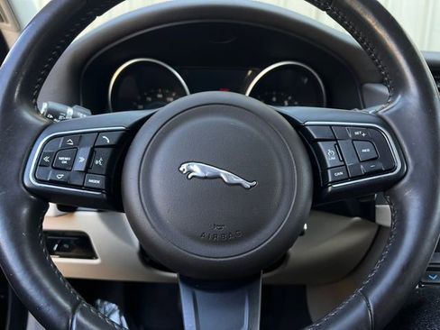 Used 2017 Jaguar XF Premium image 21