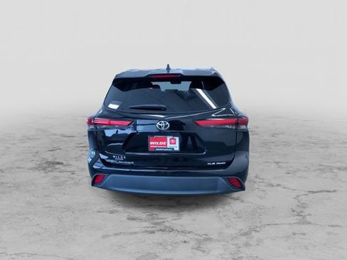 Used 2022 Toyota Highlander XLE AWD/4WD image 9