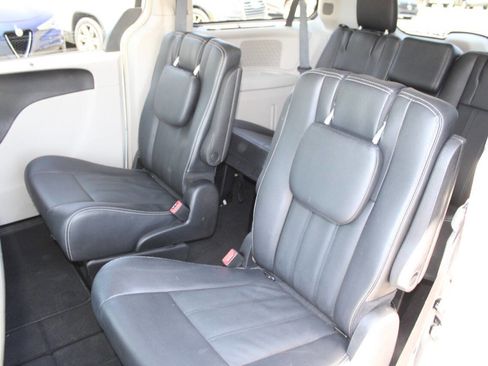 Used 2016 Chrysler Town & Country Touring FWD image 20