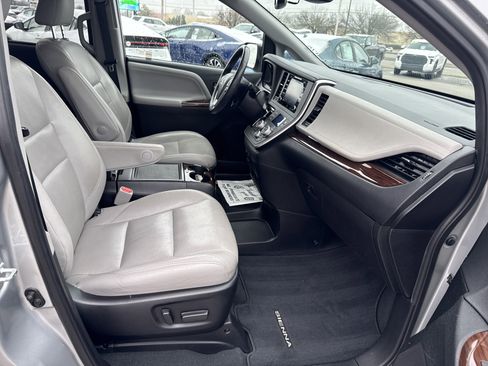 Certified 2020 Toyota Sienna Limited Premium image 18