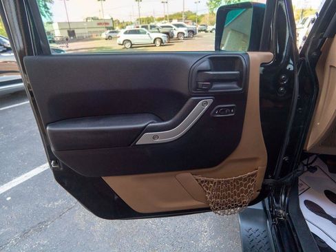 Used 2016 Jeep Wrangler Unlimited Sahara w/ Connectivity Group AWD/4WD image 15