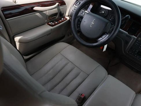 Used 2006 Lincoln Town Car Signature image 20