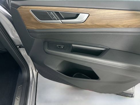 Used 2025 Volkswagen Atlas SE image 34