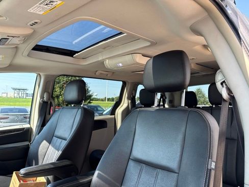 Used 2016 Chrysler Town & Country Touring-L FWD image 10