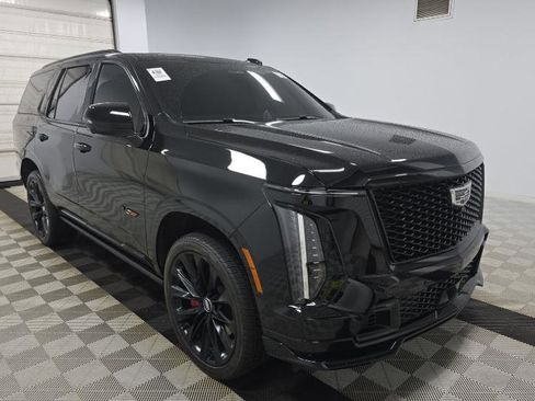 Used 2025 Cadillac Escalade V w/ LPO, ONYX Package image 5