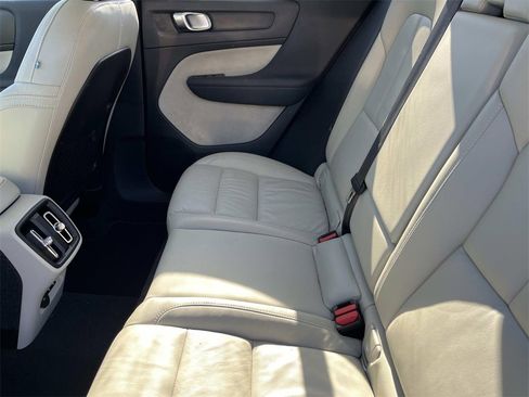 Used 2022 Volvo XC40 T5 Momentum w/ Premium Package image 18