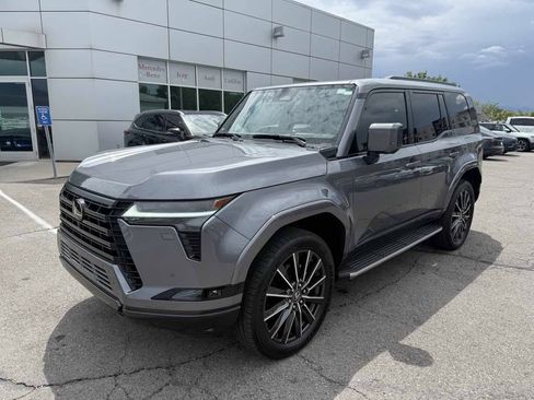 Used 2025 Lexus GX 550 w/ Accessory Package (2T) AWD/4WD image 2