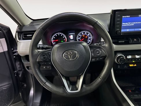 Used 2021 Toyota RAV4 XLE Premium image 16