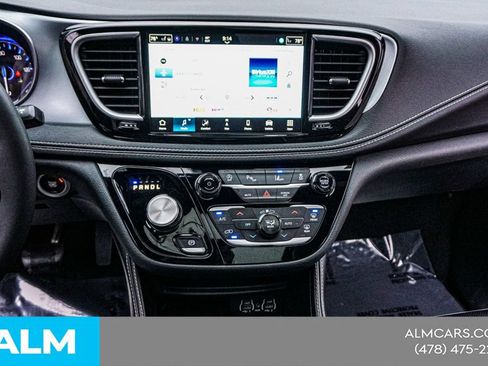 Used 2025 Chrysler Pacifica Limited FWD image 43