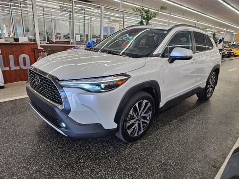 Used 2023 Toyota Corolla Cross XLE image 1