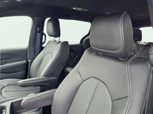 New 2026 Chrysler Pacifica Select image 17