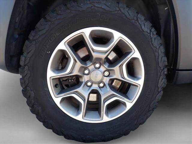 Used 2020 Jeep Cherokee Trailhawk w/ Cold Weather Group AWD/4WD image 7