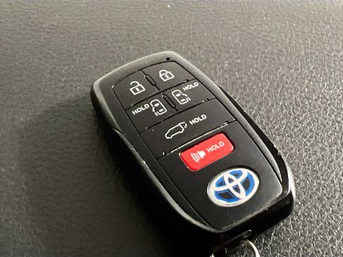 Used 2023 Toyota Sienna XLE FWD image 37