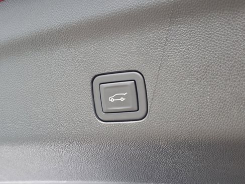 Used 2023 GMC Yukon Denali w/ Denali Reserve Package image 10