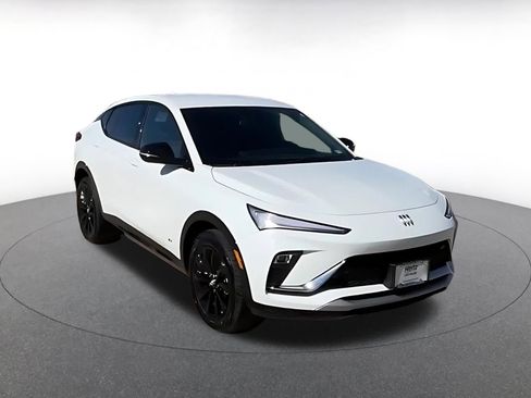 Used 2025 Buick Envista Sport Touring image 3