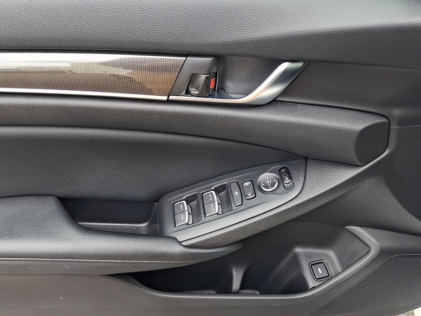 Used 2018 Honda Accord Sport image 11